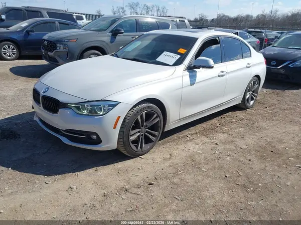 WBA8B9G57JNU98024 2018 BMW 3ER - Image 2
