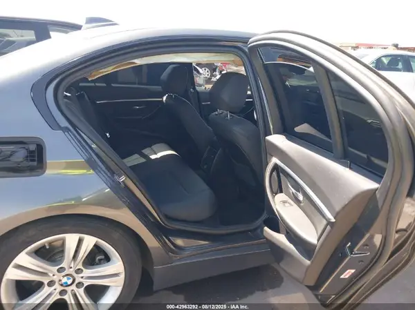 WBA8B9G57JNU98752 2018 BMW 3ER - Image 8
