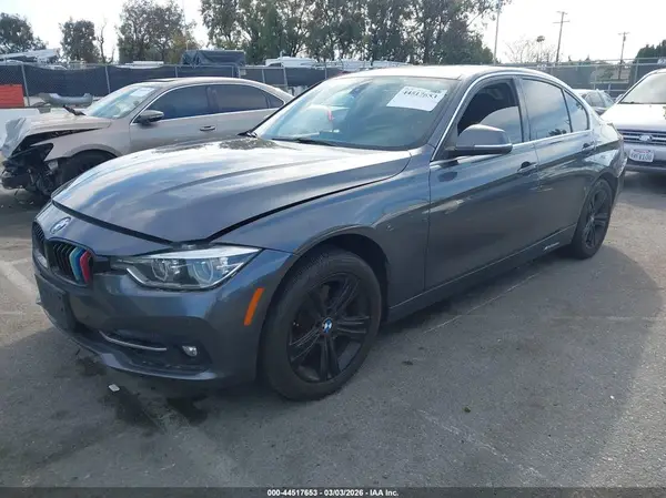 WBA8B9G58JNV00573 2018 BMW 3ER - Image 2