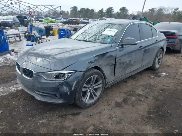 WBA8D9C3XHA011723 2017 BMW 3ER - Image 2