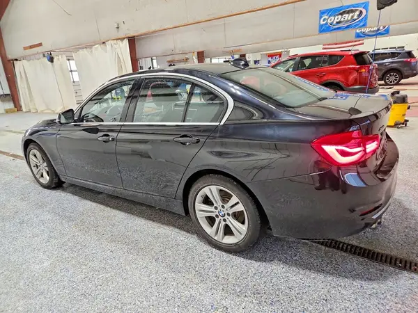 WBA8D9C51JA615118 2018 BMW 3ER - Image 2