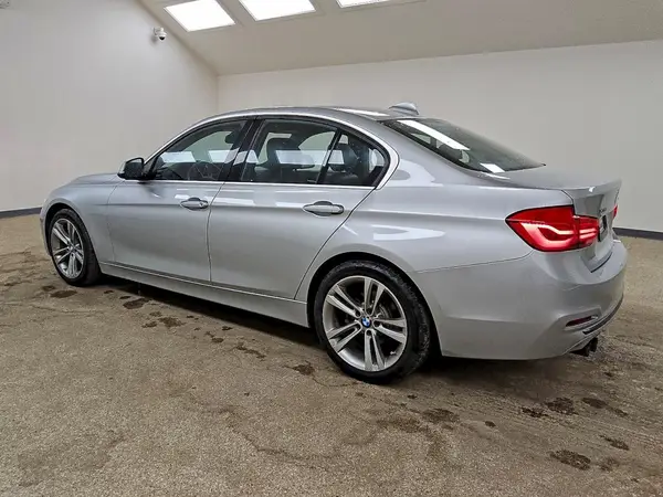 WBA8D9C52HK677812 2017 BMW 3ER - Image 2