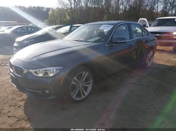 WBA8D9C52JEM34957 2018 BMW 3ER - Image 2