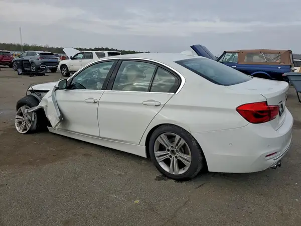 WBA8D9C56JA615275 2018 BMW 3ER - Image 2