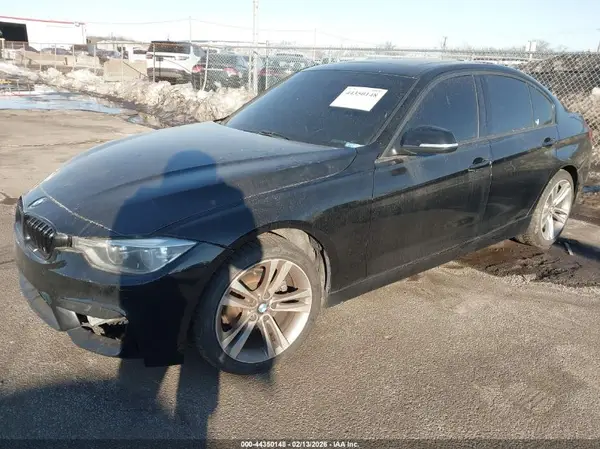 WBA8D9C57JA614703 2018 BMW 3ER - Image 2