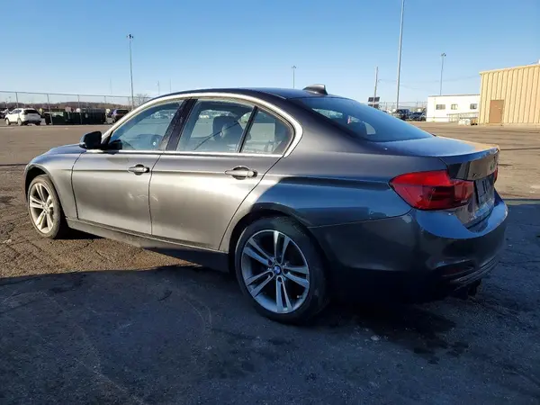 WBA8D9C57JA615348 2018 BMW 3ER - Image 2