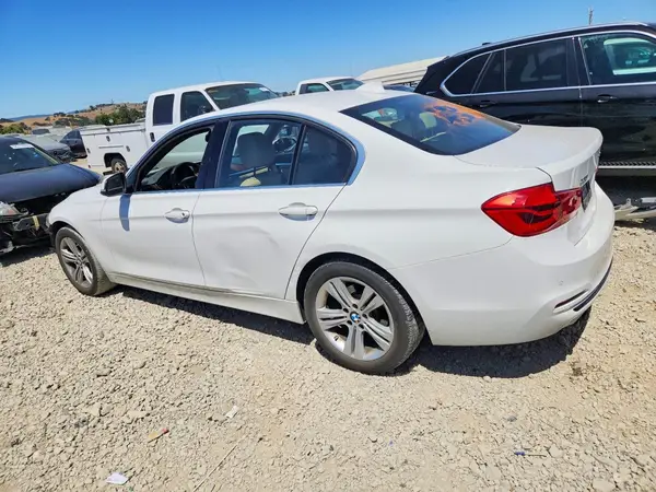 WBA8D9C57JEM33061 2018 BMW 3ER - Image 2