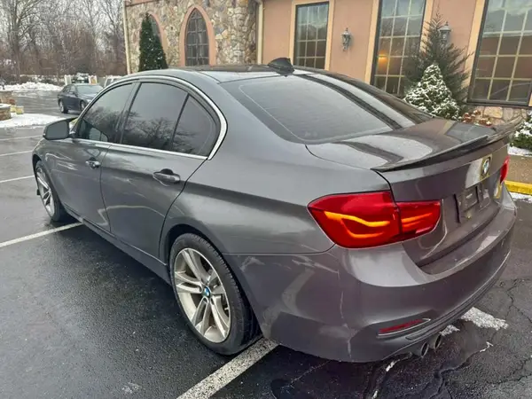 WBA8D9C58JA616332 2018 BMW 3ER - Image 2