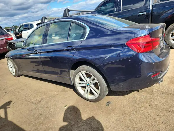 WBA8D9G31HNU62039 2017 BMW 3ER - Image 2