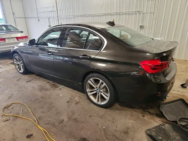 WBA8D9G37HNU61820 2017 BMW 3ER - Image 2
