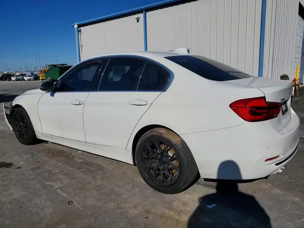 WBA8D9G37HNU65477 2017 BMW 3ER - Image 2