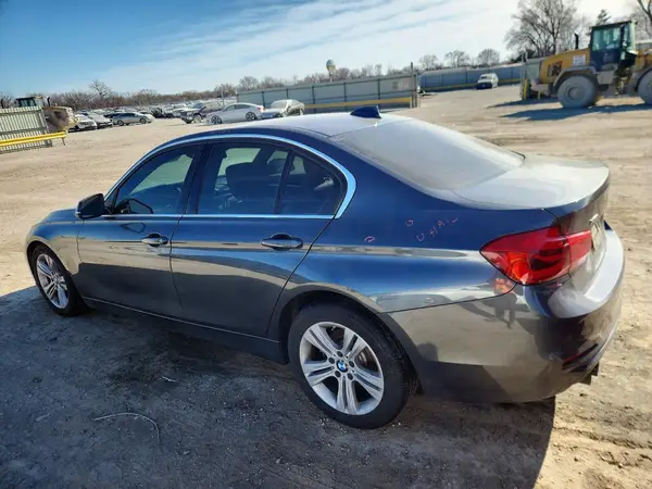 WBA8D9G37HNU65740 2017 BMW 3ER - Image 2