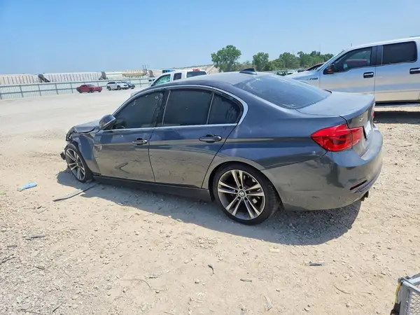 WBA8D9G51JNU70200 2018 BMW 3ER - Image 2