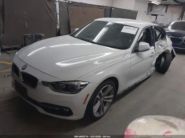 WBA8D9G53JNU67640 2018 BMW 3ER - Image 2