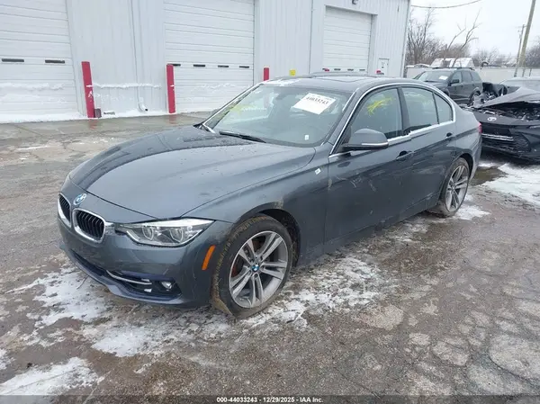 WBA8D9G53JNU73082 2018 BMW 3ER - Image 2