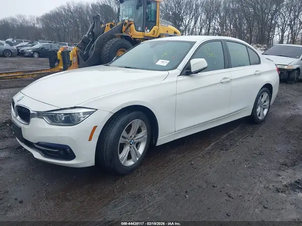 WBA8D9G54JNU68795 2018 BMW 3ER - Image 2