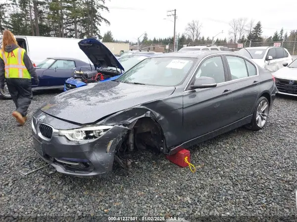 WBA8D9G56JNU72511 2018 BMW 3ER - Image 2