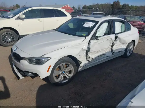 WBA8D9G58JNU69030 2018 BMW 3ER - Image 2
