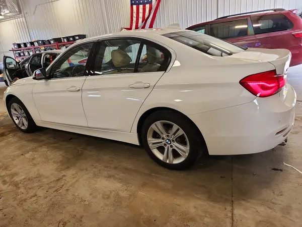 WBA8D9G59HNU58712 2017 BMW 3ER - Image 2
