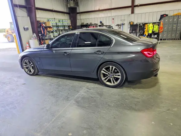 WBA8E1C33HA156570 2017 BMW 3ER - Image 2