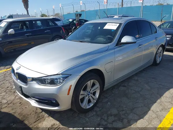 WBA8E1C34HA156724 2017 BMW 3ER - Image 2