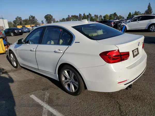WBA8E1C36HA158653 2017 BMW 3ER - Image 2