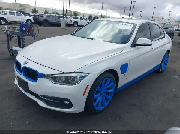 WBA8E1C51HK895223 2017 BMW 3ER - Image 2
