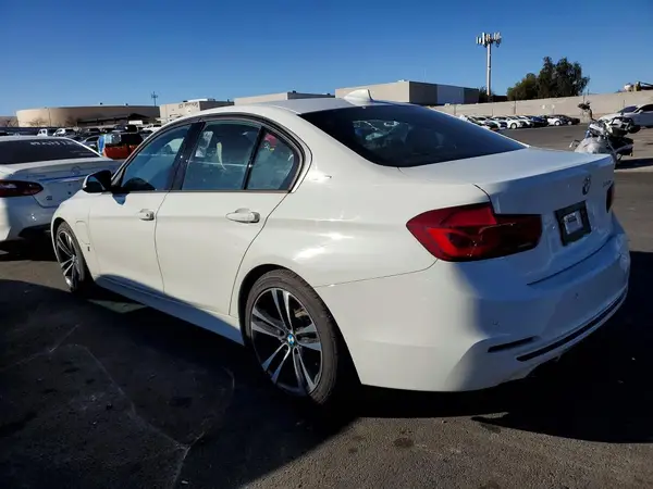 WBA8E1C51JA756737 2018 BMW 3ER - Image 2
