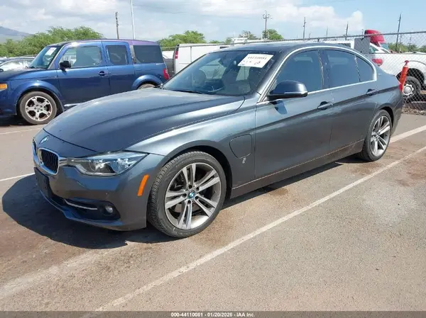 WBA8E1C51JA756902 2018 BMW 3ER - Image 2