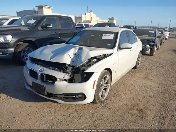 WBA8E1C51JA758438 2018 BMW 3ER - Image 2