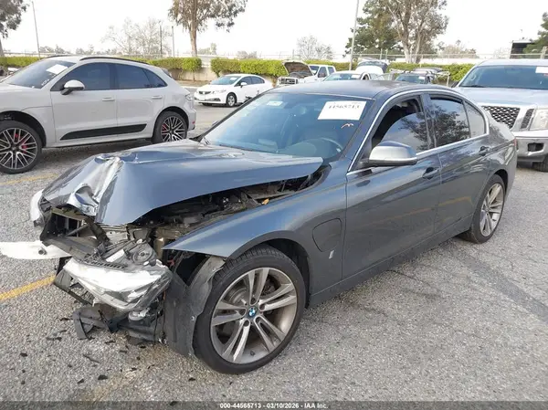 WBA8E1C51JA762764 2018 BMW 3ER - Image 2