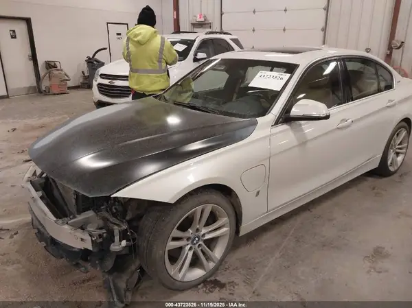 WBA8E1C52HK480220 2017 BMW 3ER - Image 2