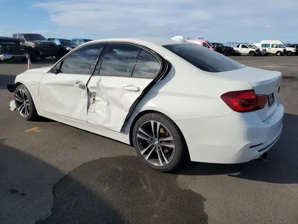 WBA8E1C52JA756990 2018 BMW 3ER - Image 2