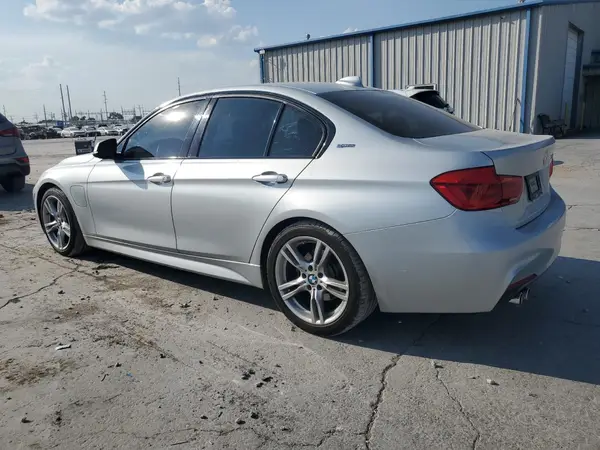 WBA8E1C57JA762977 2018 BMW 3ER - Image 2