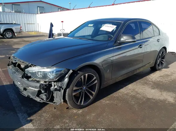 WBA8E1C58JA755990 2018 BMW 3ER - Image 2