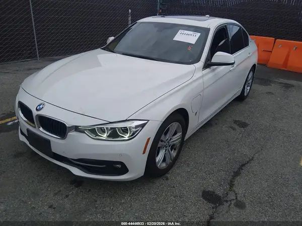 WBA8E1C58JA756539 2018 BMW 3ER - Image 2