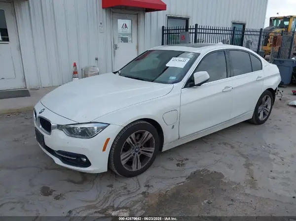WBA8E1C58JA762793 2018 BMW 3ER - Image 2