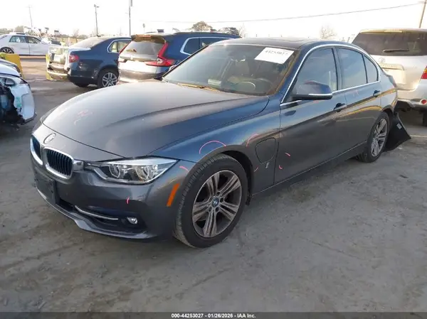 WBA8E1C59JA756226 2018 BMW 3ER - Image 2