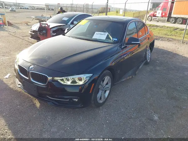 WBA8E1C59JA762589 2018 BMW 3ER - Image 2