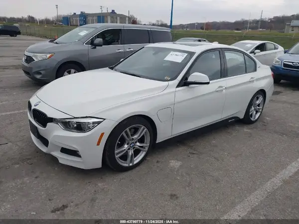 WBA8E1C5XJA762701 2018 BMW 3ER - Image 2