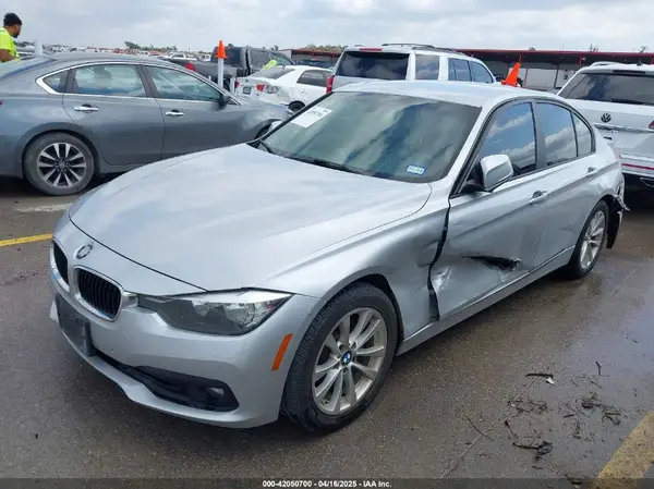 WBA8E1G31HNU16631 2017 BMW 3ER - Image 2