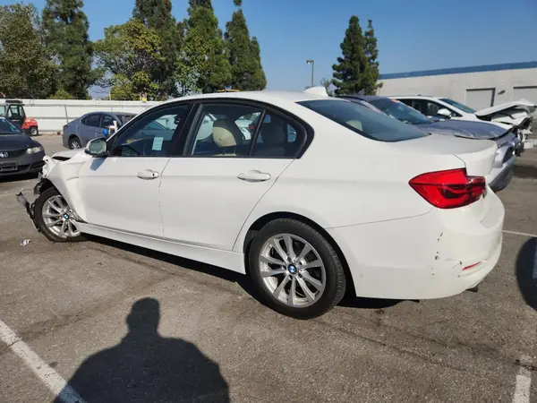 WBA8E1G31HNU16919 2017 BMW 3ER - Image 2
