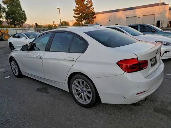 WBA8E1G33HNU18977 2017 BMW 3ER - Image 2