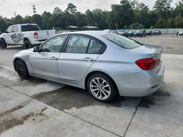 WBA8E1G34HNU17837 2017 BMW 3ER - Image 2
