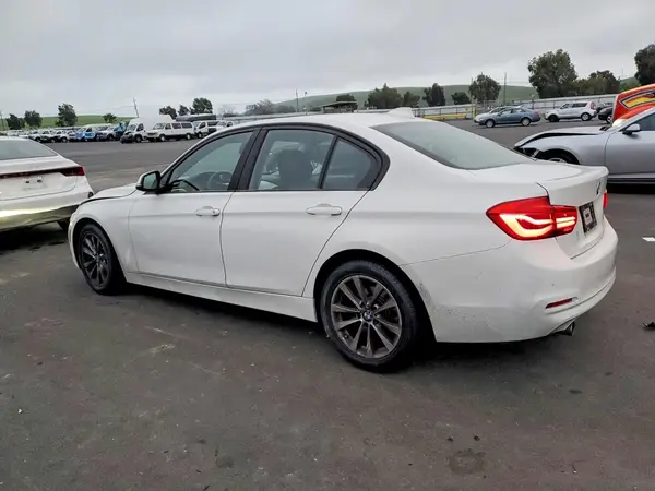WBA8E1G35HNU17376 2017 BMW 3ER - Image 2