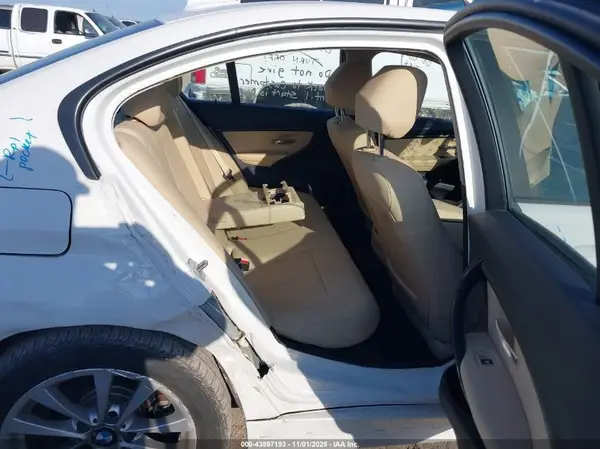 WBA8E1G36HNU17676 2017 BMW 3ER - Image 8