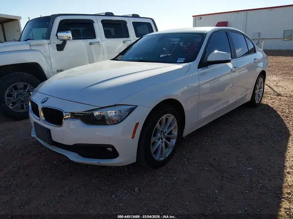 WBA8E1G36HNU18617 2017 BMW 3ER - Image 2