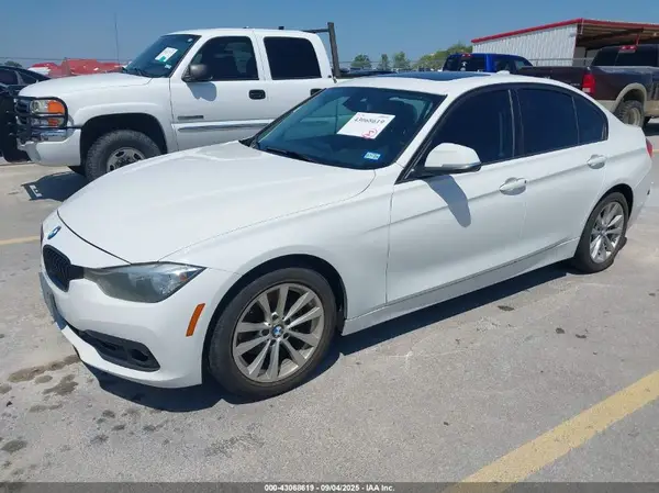 WBA8E1G37HNU15743 2017 BMW 3ER - Image 2