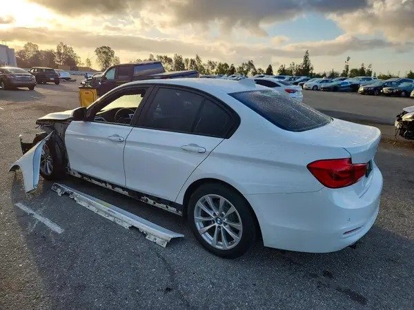 WBA8E1G38HNU18618 2017 BMW 3ER - Image 2