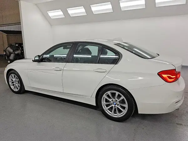 WBA8E1G3XHNU17549 2017 BMW 3ER - Image 2